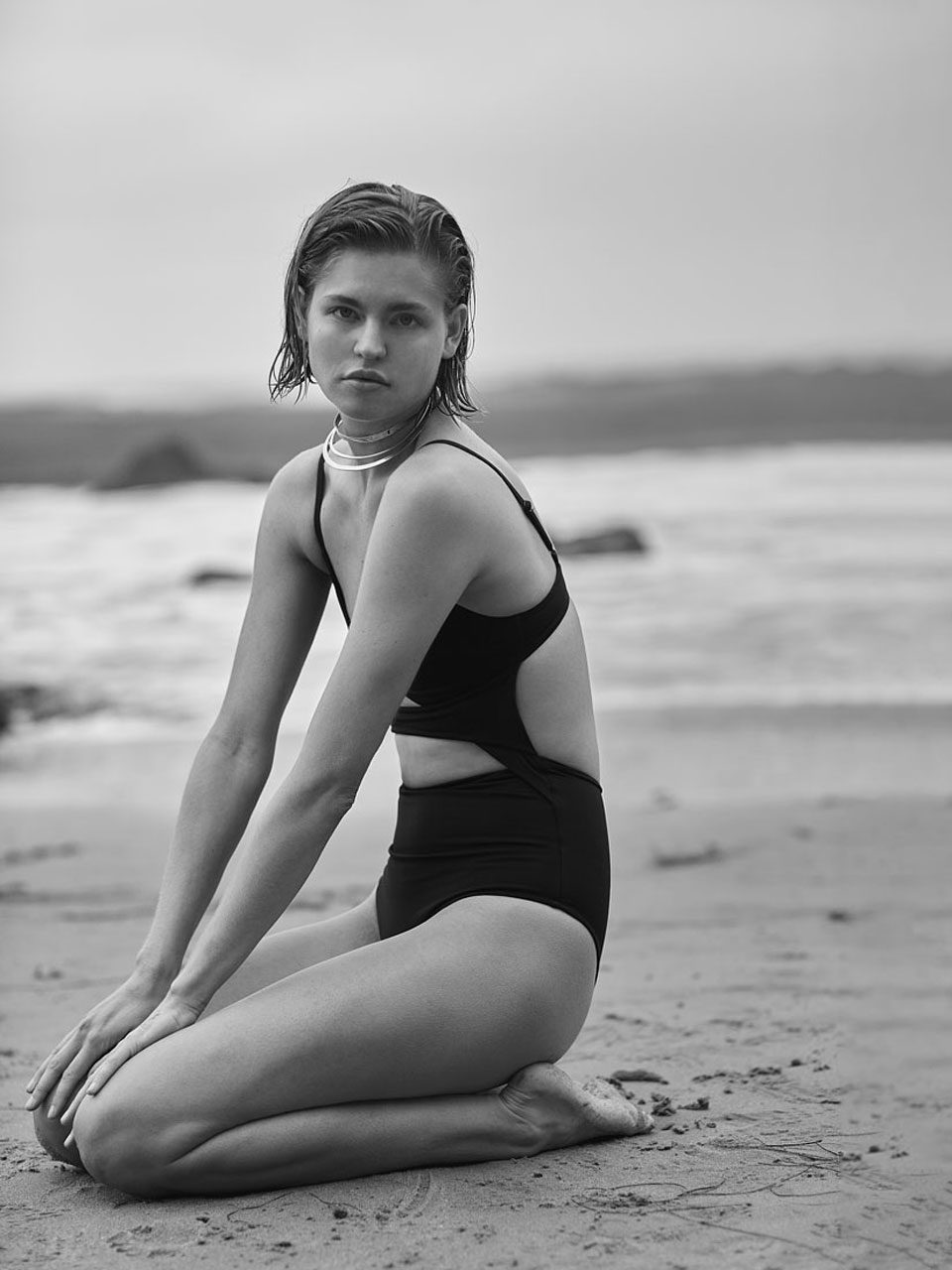 ‘Daria’ and Fred Jacobs are on the beach — Swimwear Tavik Collar Neklace Kanika